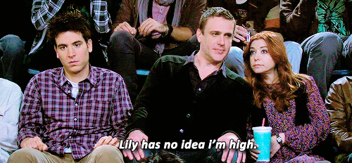 marshall diz a lily, imaginando ser teddy: "Lily não tem ideia de que estou drogado". Personagens de how I met your mother