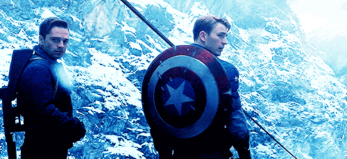 bucky e cap américa, no filme 1, olhando pra trás, pra câmera, estando a beira de um penhasco a frente, um pouco antes da missão
